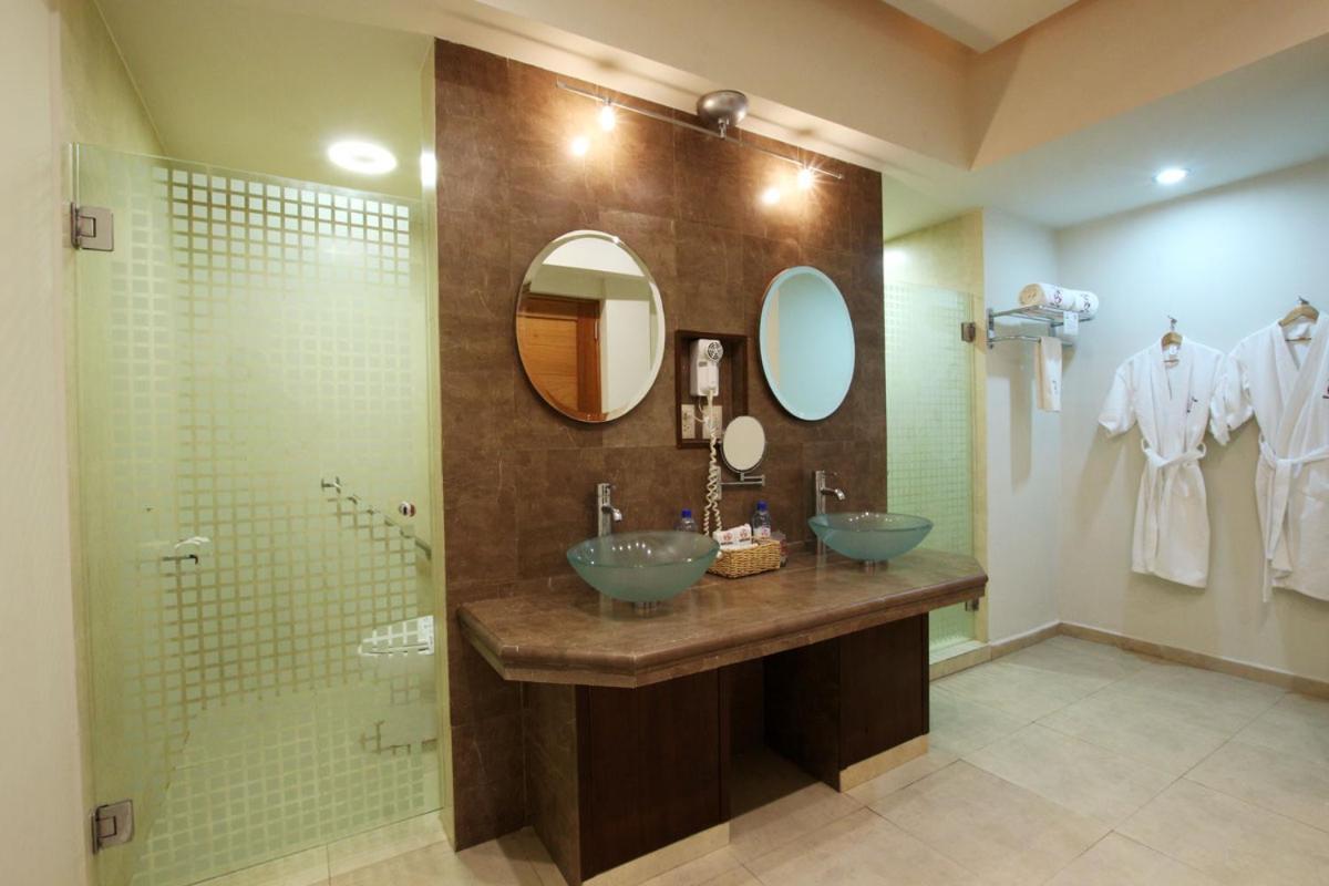 Hotel Colon Plaza Business Class Nuevo Laredo Exterior foto
